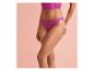 Modèle féminin portant un string en dentelle rose