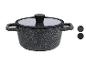 Une casserole noire avec un couvercle en verre et une finition marbrée.