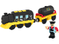 Train jouet avec locomotive noire, base jaune et wagon-citerne noir, avec une figurine de conducteur.