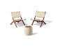 Deux chaises pliantes en bois avec assise tressée et une table d'appoint assortie.