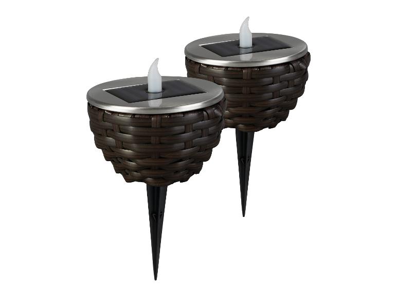 Deux lampes solaires en osier marron avec des bougies LED blanches.