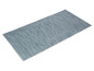 Un tapis tissé bleu clair avec une bordure blanche.