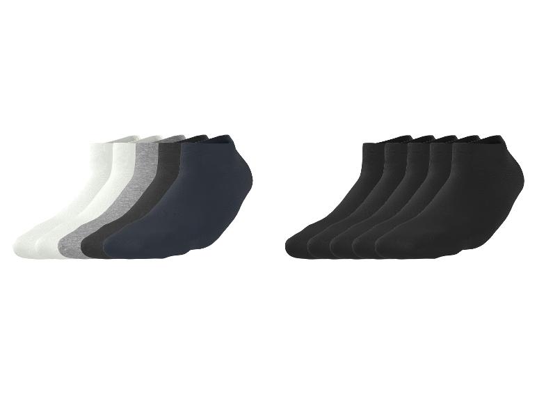 Un lot de cinq paires de chaussettes basses blanches, grises et bleu foncé, et un lot de cinq paires de chaussettes basses noires.