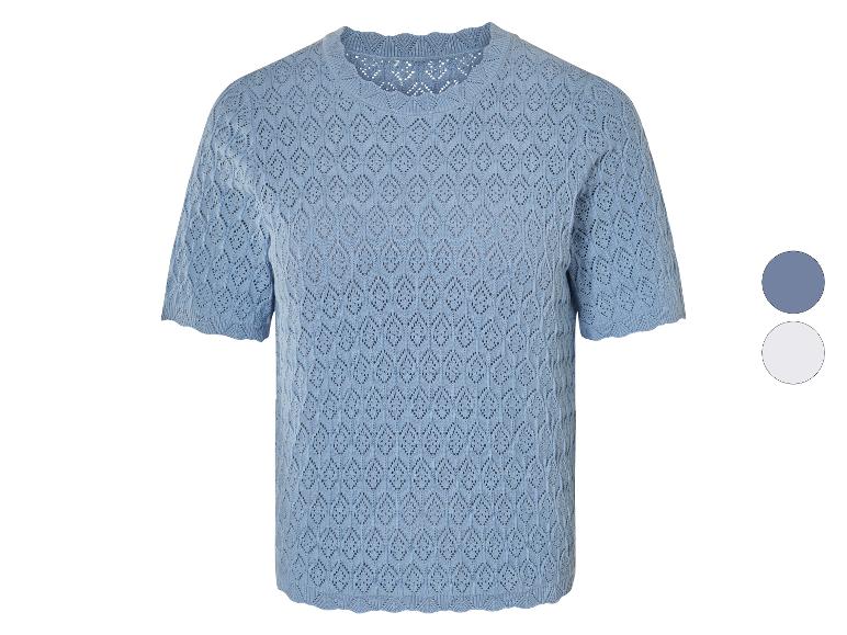 Un pull bleu clair à manches courtes avec un motif ajouré.