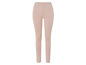 Leggings roses sur un fond blanc.