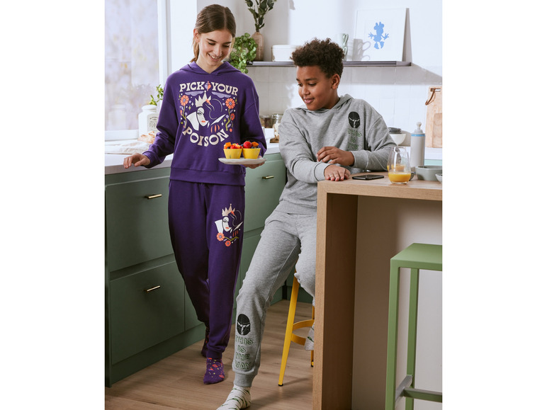 Une fille porte un sweat-shirt violet avec une image de la Méchante Reine et un garçon porte un sweat-shirt gris avec une image de The Mandalorian.
