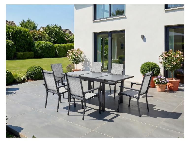 Ensemble de salle à manger d'extérieur avec table et six chaises sur une terrasse.