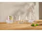Verres d'eau pétillante, citron vert et menthe sur une table en bois.