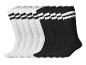 Lot de huit paires de chaussettes de sport montantes rayées noires et blanches.