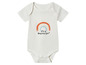 Un body blanc pour bébé avec un imprimé arc-en-ciel et le texte 'It's a beautiful day!'.
