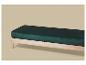 Banc en bois avec coussin en velours vert foncé sur fond beige.