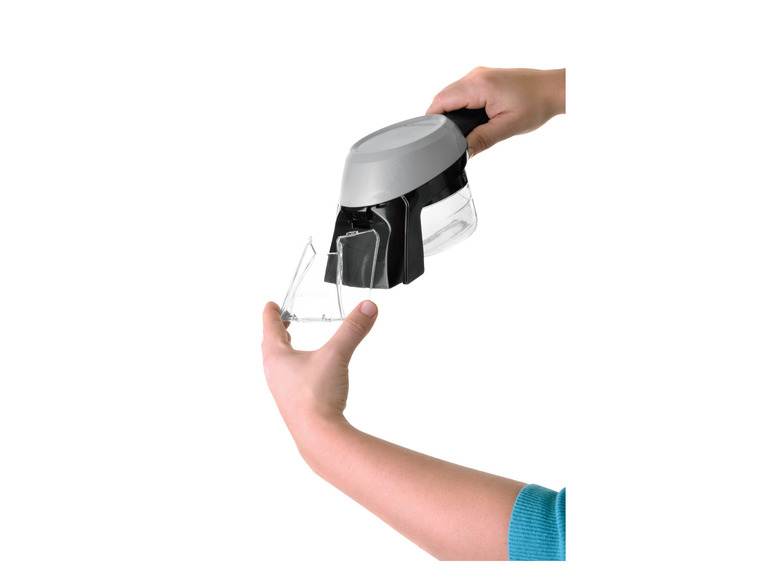 Une main tient un nettoyeur de vitres noir et gris.