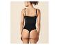 Femme en body string noir une pièce à bretelles, vue de dos.