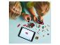 Deux enfants construisent un tracteur LEGO à l'aide d'une tablette.