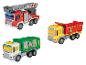 Un camion de pompiers rouge, un camion benne jaune et un camion à ordures vert.