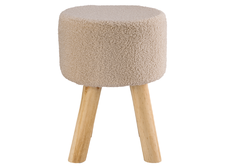 Tabouret bouclé crème avec trois pieds en bois clair.