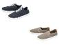 Deux paires de chaussures pour hommes : des baskets bleu marine à lacets et des mocassins beiges.