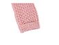 Détail d'une manche de pull en maille rose pâle avec poignet côtelé.