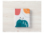Un carnet avec un design abstrait sur une table en bois.