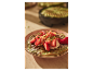 Gaufres vertes avec des fraises et des pistaches.