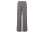 Pantalon gris avec deux poches arrière.