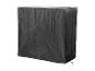 Une housse de protection noire pour meubles de jardin.
