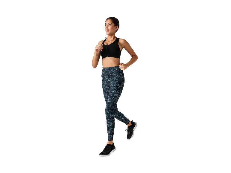Femme courant vêtue d'un legging et d'un soutien-gorge de sport.