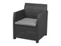 Une chaise en rotin noire avec un coussin gris.