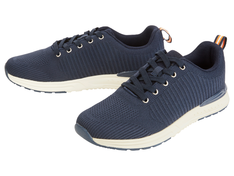 Une paire de baskets bleu marine en maille.