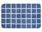Un tapis de bain bleu avec un motif à carreaux blancs.