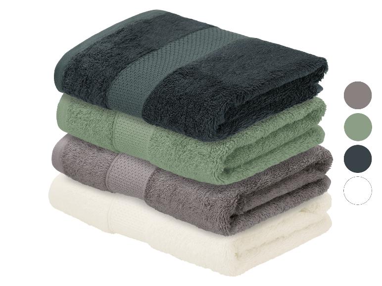 Pile de quatre serviettes gris foncé, vert, gris et blanc avec des échantillons de couleurs.