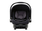 Un siège auto noir pour bébé avec une doublure grise.