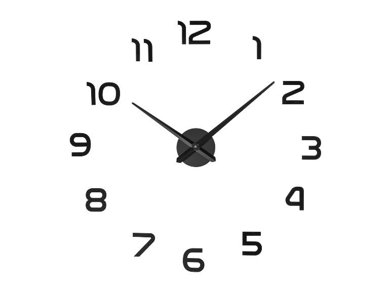 Horloge murale DIY noire avec chiffres et aiguilles sur fond blanc