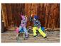 Enfants en pantalons de ski CRIVIT assis sur des luges.