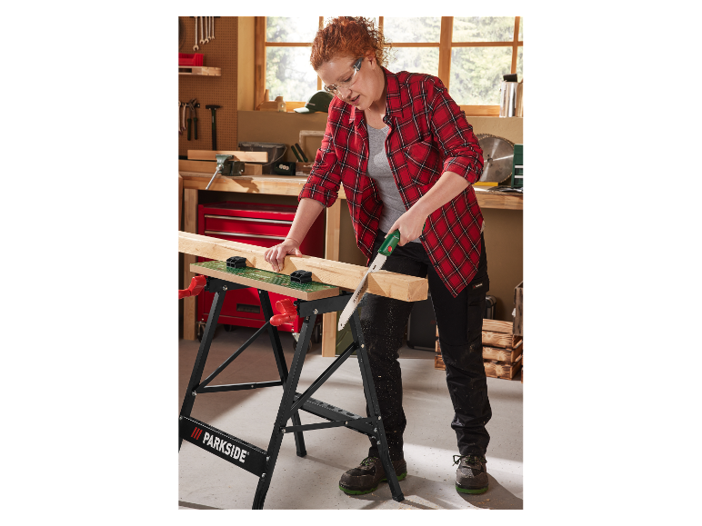 Une femme utilise un chevalet de scie Parkside pour couper du bois.