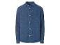 Chemise en jean bleu à manches longues.