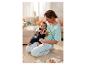 Une maman en pyjama Looney Tunes joue avec son bébé.