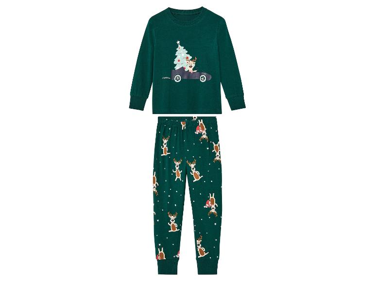 Un pyjama de Noël avec des rennes et un sapin de Noël.