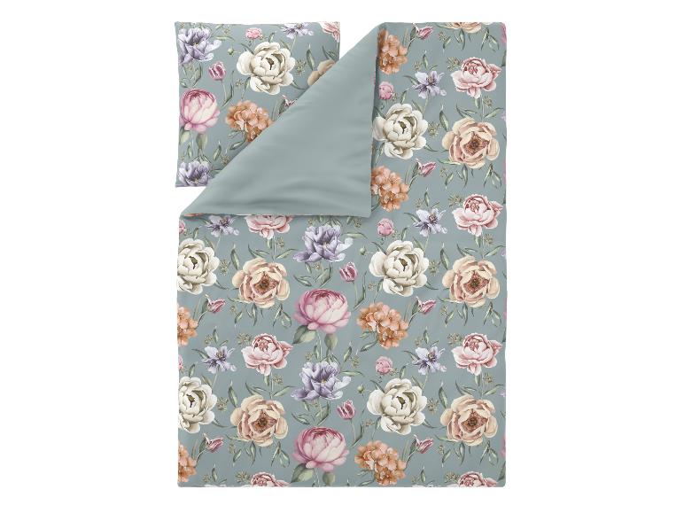 Parure de lit à motif floral sur fond gris-bleu.