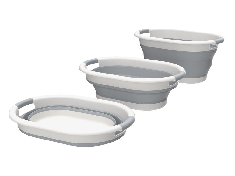 Trois paniers à linge pliables gris et blancs.