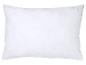 Oreiller blanc matelassé avec un motif ondulé, isolé sur fond blanc.