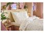 Chambre à coucher avec lit et parure de lit blanche à motifs floraux, décorations et vêtements.