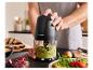Une main utilisant un robot de cuisine Silvercrest pour hacher de l'avocat et de l'oignon rouge.