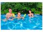 Famille s'amusant dans une piscine avec des nouilles.