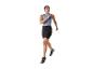 Femme courant vêtue d'un haut et d'un short de sport.