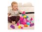 Un tout-petit joue au sol avec des blocs de construction colorés Mega Bloks.