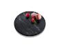 Macarons et framboises sur un plateau rond en marbre.