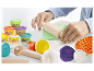 Un enfant joue avec de la pâte à modeler Play-Doh et des outils.