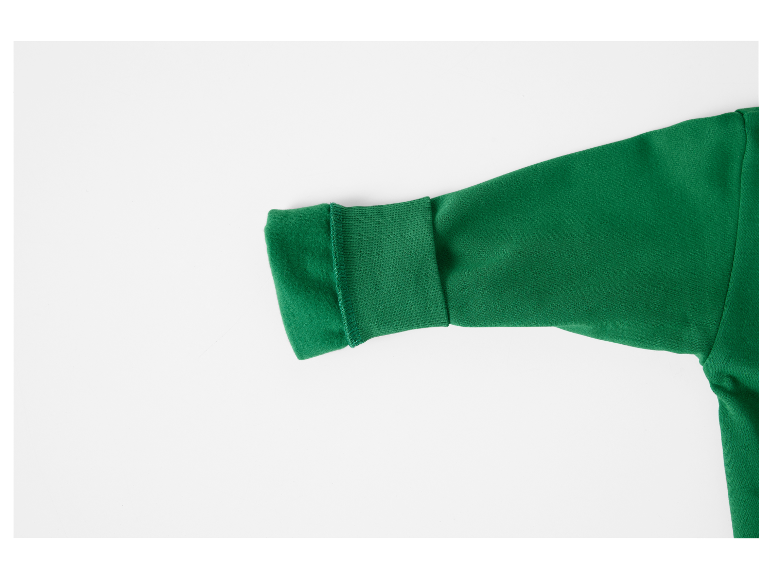 Manche de sweat-shirt verte avec poignet côtelé.