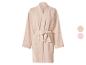 Peignoir en mousseline rose clair avec ceinture à nouer, présenté avec deux échantillons de couleur.
